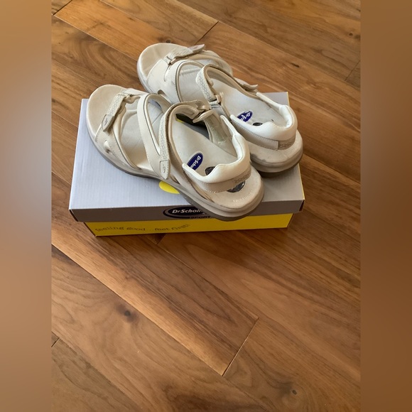 Like New Dr. Scholls Sandals Sport with Gel Heel Comfort with padded back straps - Picture 1 of 3